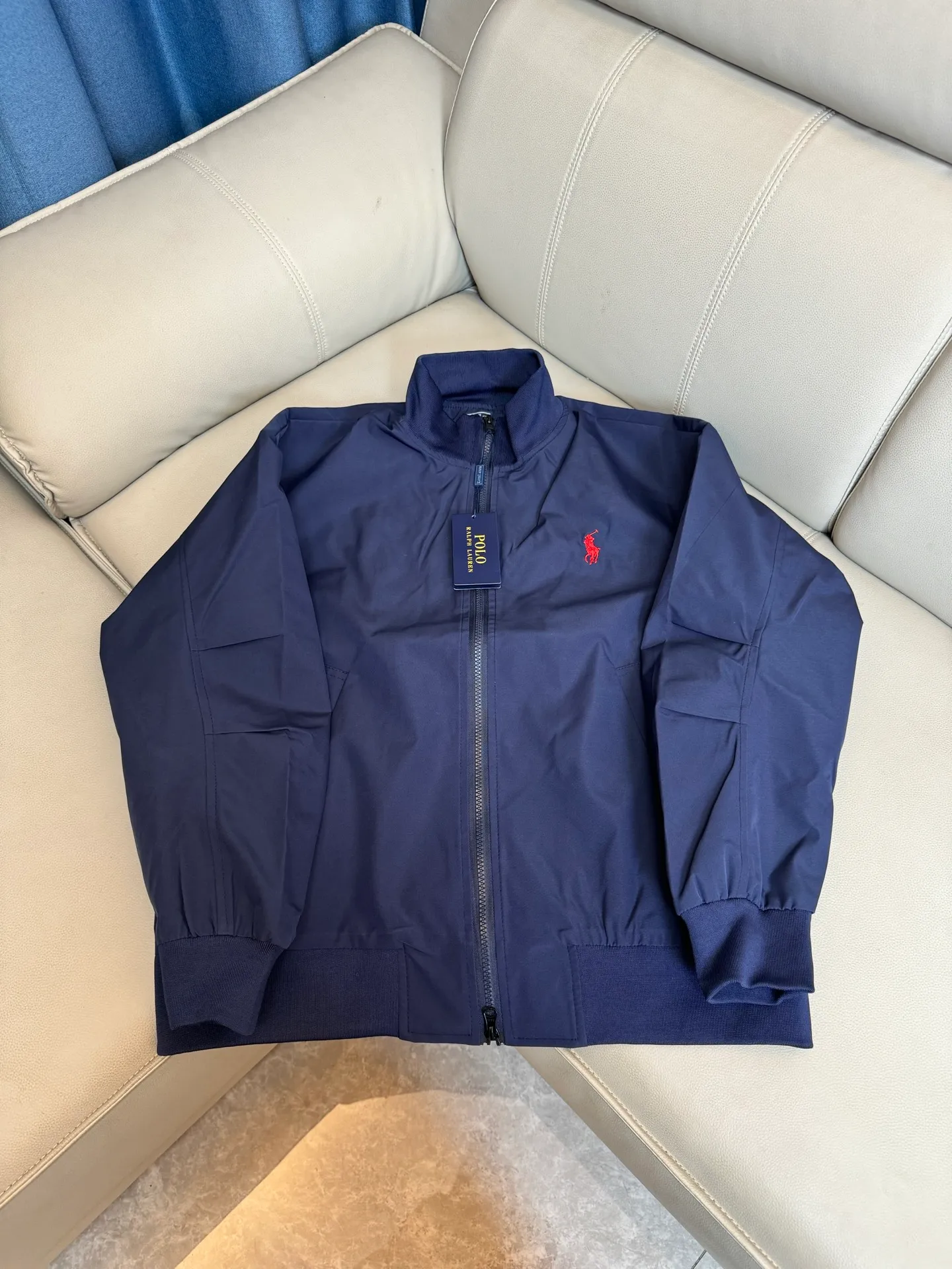 P320 Ralh Lauren men's old money style veteran stand collar workwear Harrington jacket. Ralh Lauren has gone crazy this year. The upper body of major Internet celebrities. The fabric has a double-layer shin feel and is full of weight! It's not as heavy as a regular jacket, and the ordinary cotton material feels really different. This one is super comfortable, soft and stylish, and has a green plaid interior that has a retro movie fashion feel! The fit is loose but not baggy. The size is just right and not too picky. The dropped shoulder design modifies the shoulder shape without making it look bulky. This silhouette is a style that will never go out of style after being worn for a long time. The upper body is also very durable and recognizable. The loose and reasonable fit can be worn by both men and women, making it easy to create a clean and refreshing youthful look. The embroidery on the chest is all German Oman embroidery fiber with original data. The embroidery process is very particular. It uses Japanese Tajima machines to ensure the embroidery is exquisite and three-dimensional. That is what I said is different from the ones on the market. Regarding the workmanship, the version is a loose version and can be used by boys and girls!! Color: black, navy, size: S-XL